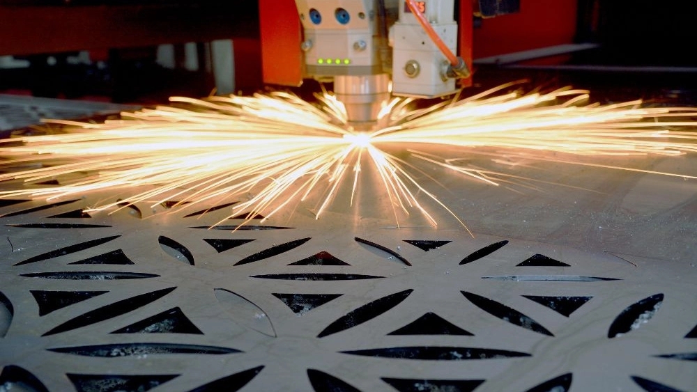 Conducting metal laser cutting services with fiber cnc laser machine