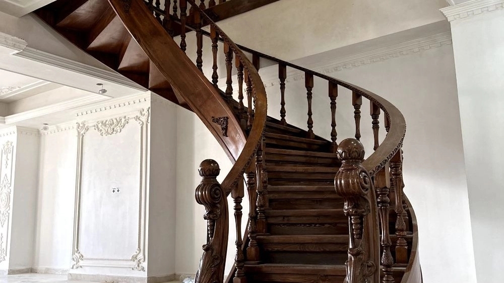 Abdullahi Wooden Staircase, Decorative and Pele Performance in Shahriar