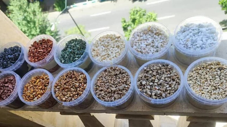 Natural colors and pebbles in the performance of micro -cement