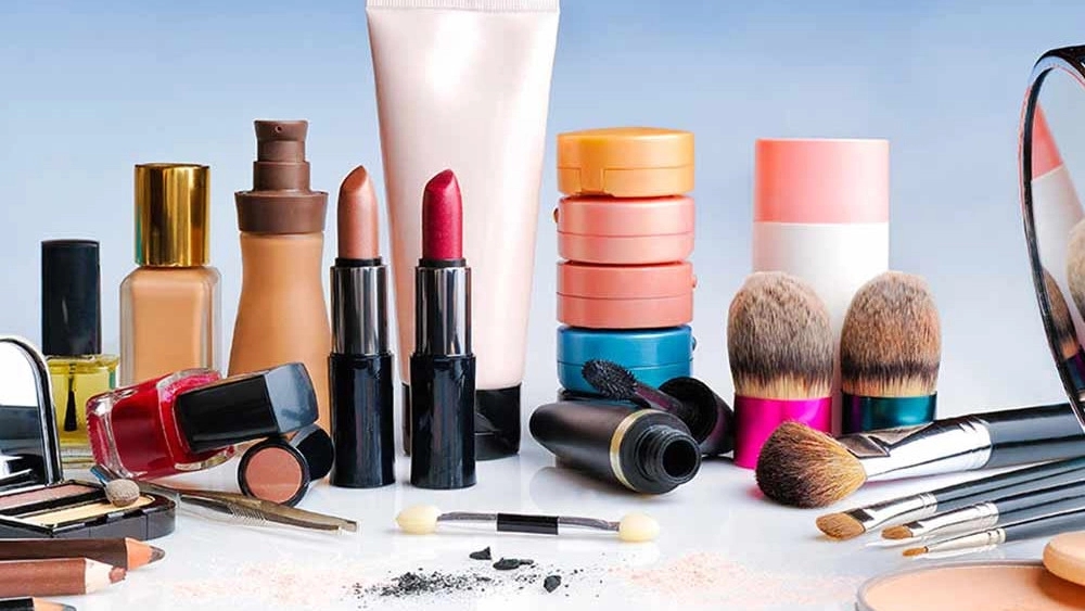 Luxury Shoji Shop, Sale of all kinds of cosmetics in Kashan