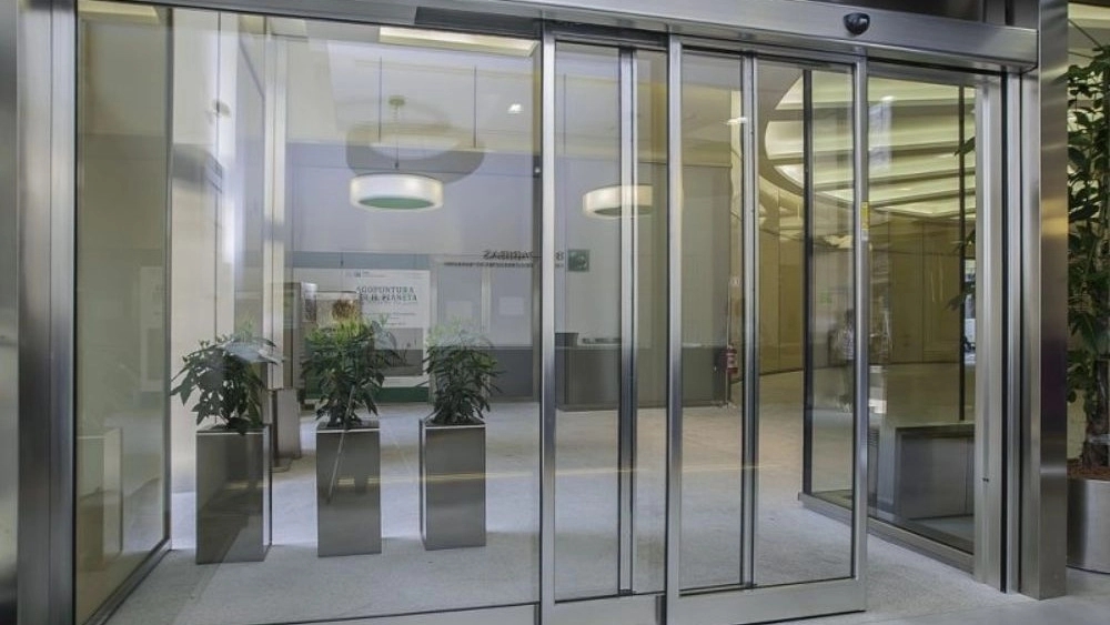 Parking and industrial rail doors and automatic glass doors; A clever choice for offices and stores with Homer's services