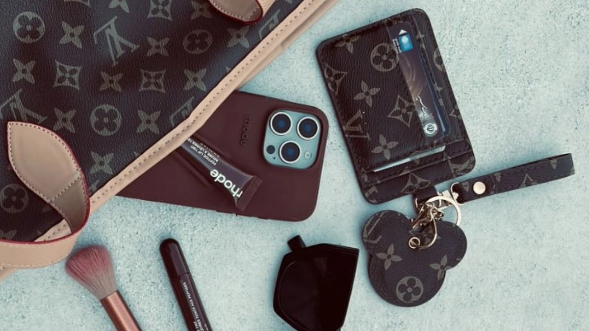 Manra Leather Production, Production of Handmade Leather Bags and Products in Tehran