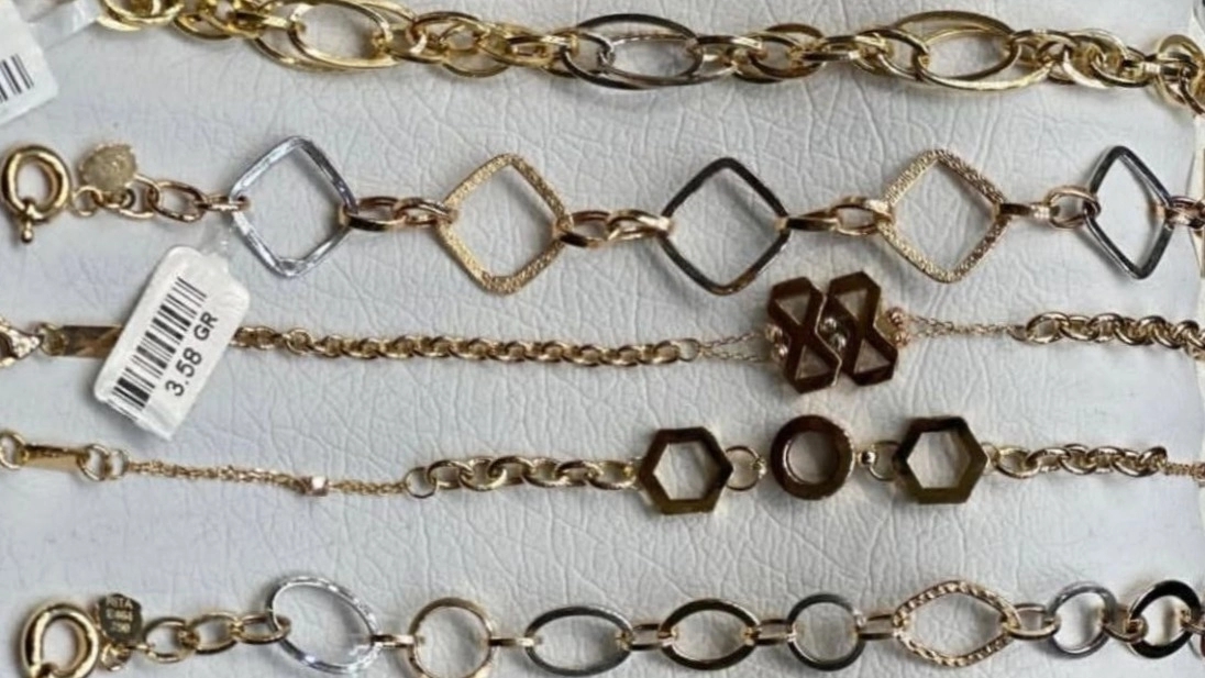 Mohammadzadeh Gold Gallery, Sale and Distribution of Jewelery and Jewelry in Mahabad
