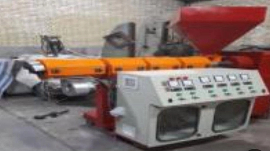What is the extruder device and what are the benefits