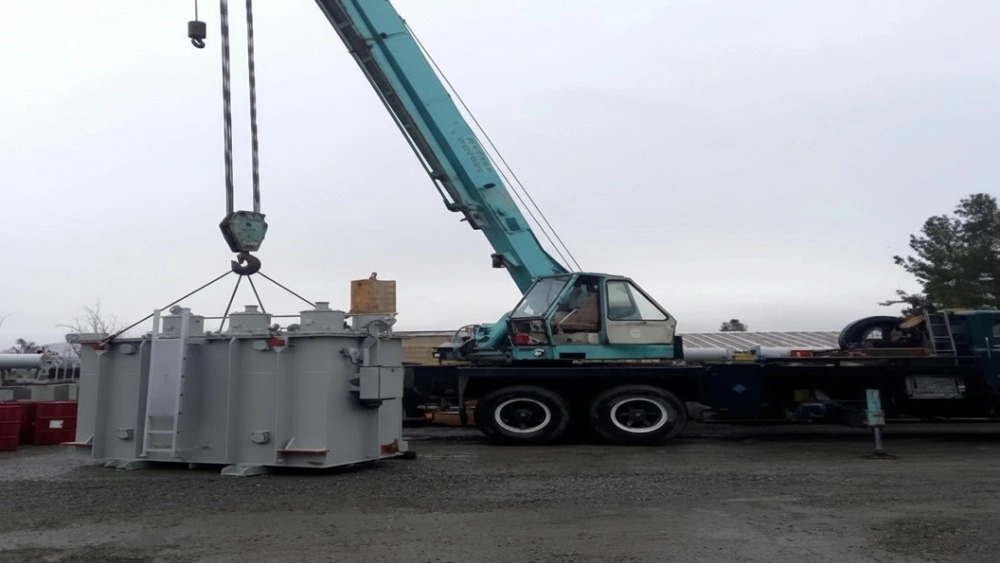 Live crane, transportation of industrial shelter and cows in Isfahan