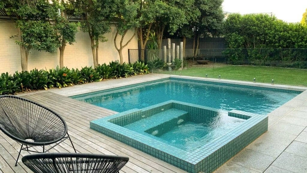 Build an outdoor and indoor pool in and around Rasht