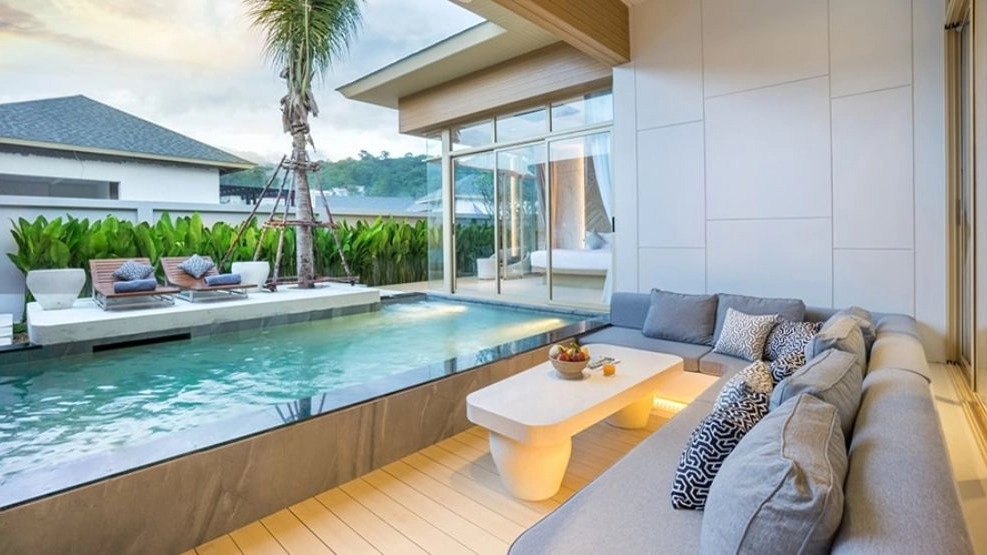 Construction of luxurious pools of beachfront villas