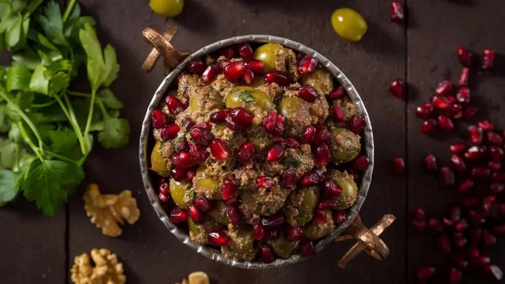 Olive Golden Crown, Production and Distribution of Olives in Babylon