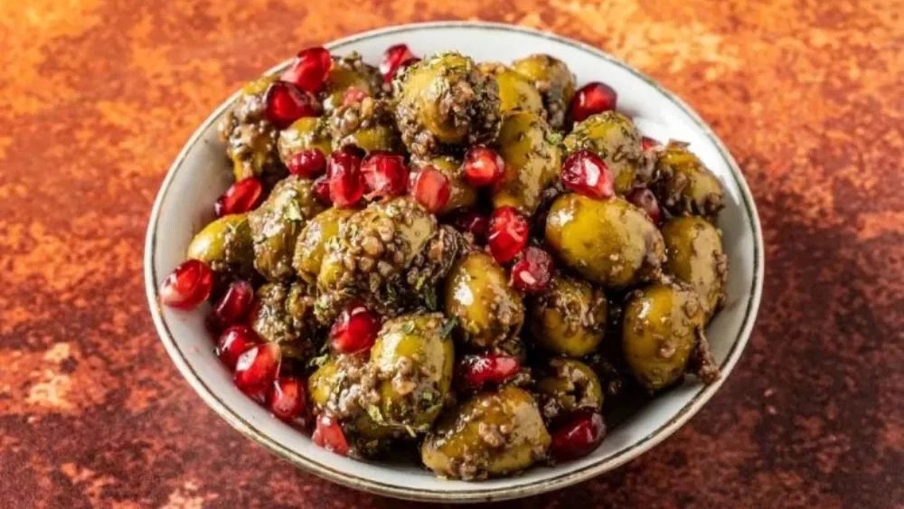 Meze Gilan mağazası, Rasht'ta yetiştirilen zeytinlerin üretimi ve dağıtımı