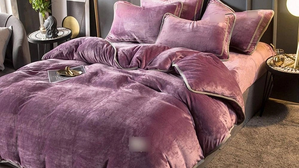 Hosseini sleeping goods, selling Turkish velvet bedspreads, pillowcases and blankets in Kerman