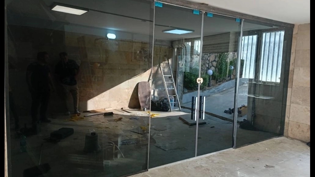 Aria Door, design and installation of curtain wall and smart building doors and electric shutters and awnings in Mazandaran Go Motel.