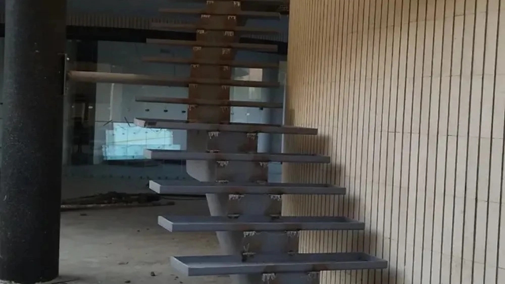 Basharat Pele Industrial Group, construction and installation of exposed stairs in Isfahan