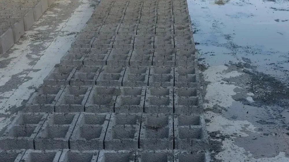 One block workshop, production and sale of cement blocks in Hamedan