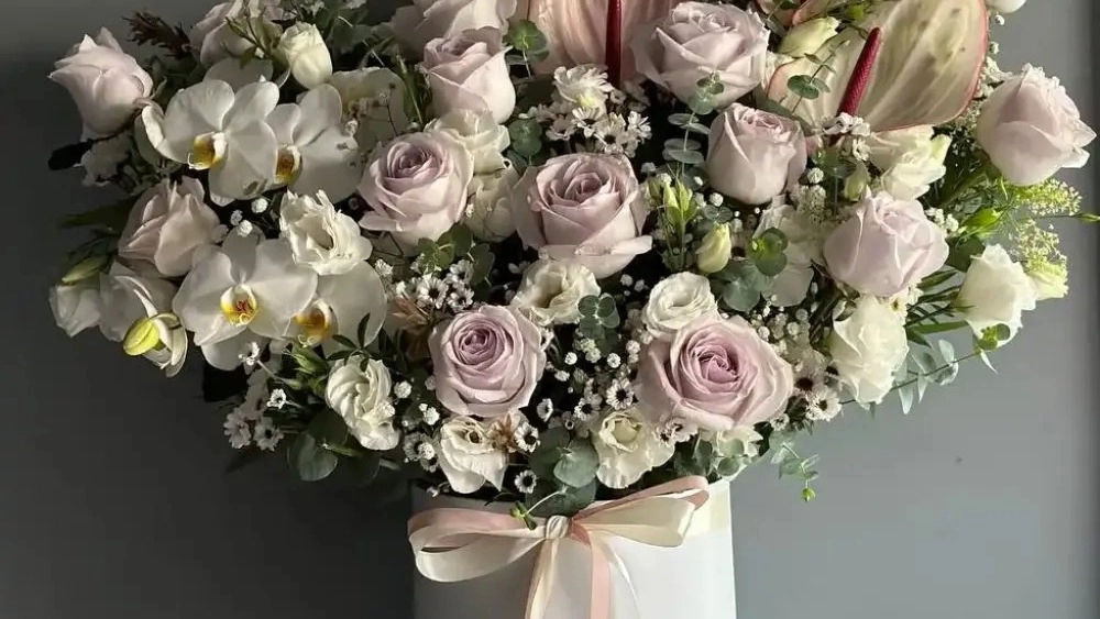 Andia flower shop, flower arrangement services, crown flower boxes and flower baskets in Tehran