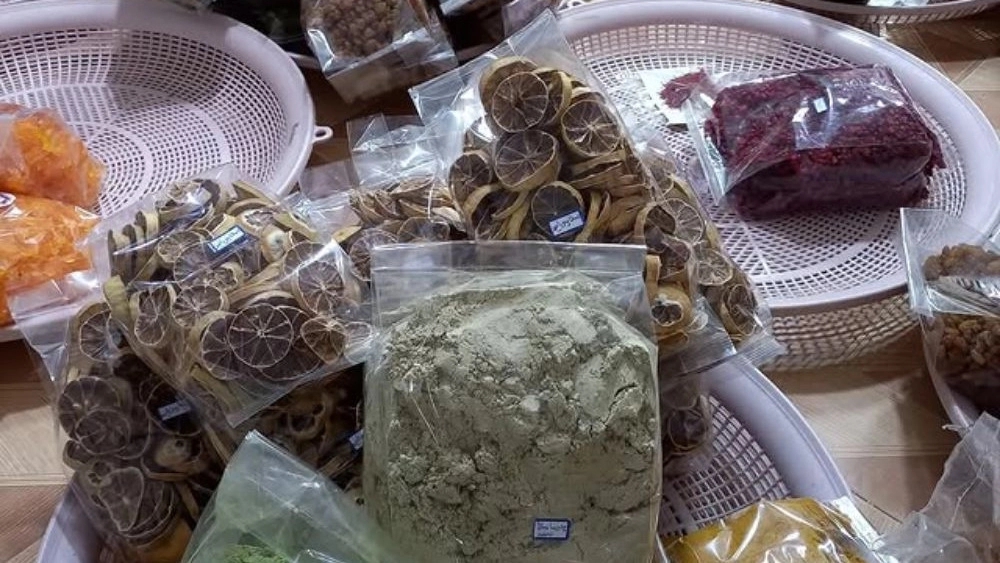 Mezeha village, production and sale of saffron and spices in Sheshtamed