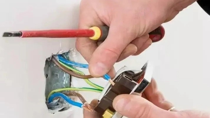 Gostar technique key making, door lock repair in Tehran