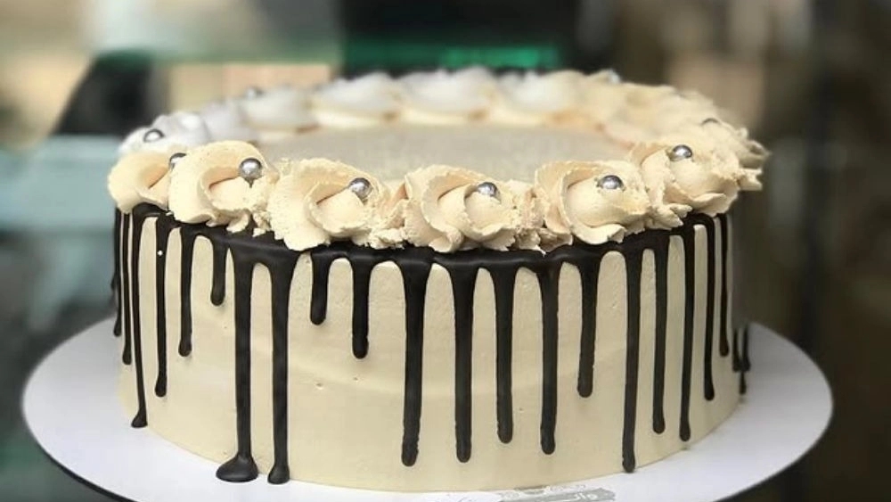 Vanilla Confectionery, selling all kinds of homemade cakes and sweets in Rasht