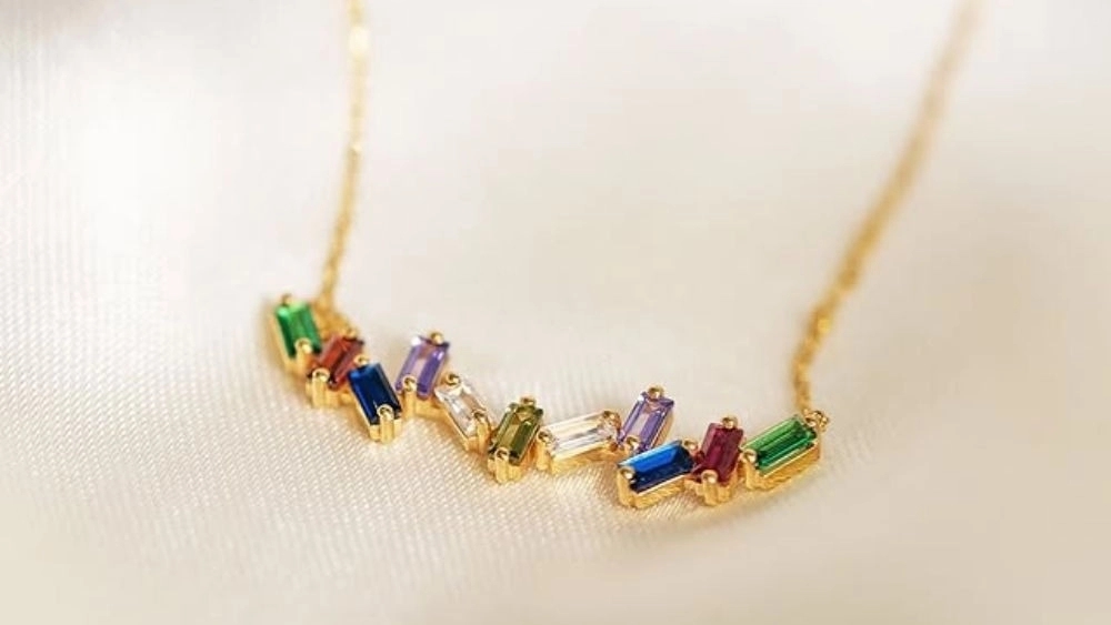 Tharwat Galeri Gold Shop, manufacturing and selling all kinds of 18 carat gold in Karaj
