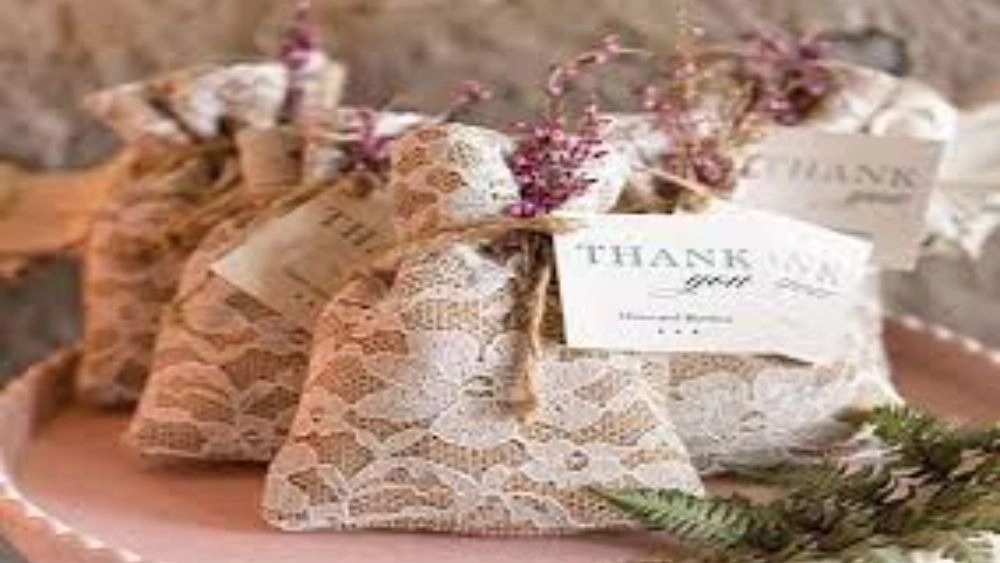 Raya Gift, production and sales of gifts and candles in Tehran