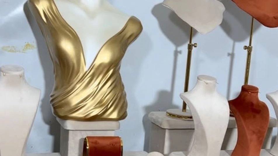 Luxury showcase, design, construction and implementation of gold and jewelry showcase in Tehran