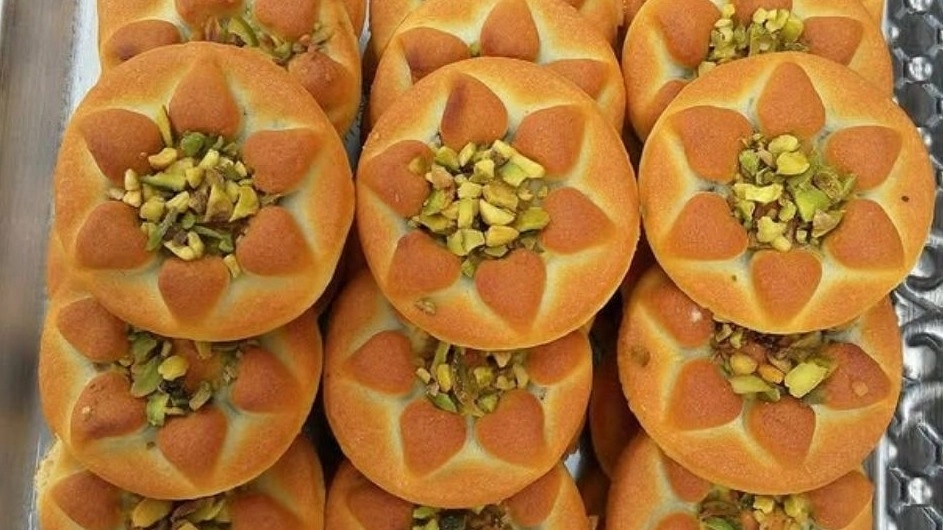 Sargol rice bread shop, selling rice bread and date bread in Kermanshah