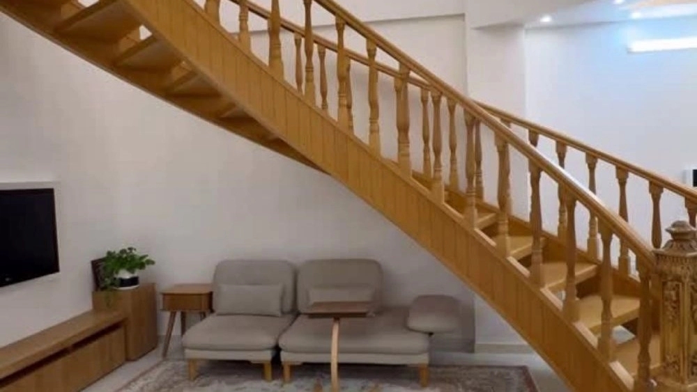 Chubins Sifi, specialized implementation of wooden fences and stairs in Kashan