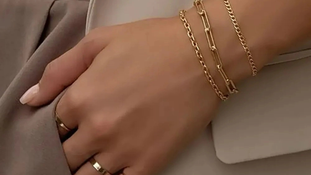 Brand Gold Gallery, selling all kinds of minimal gold in Tehran