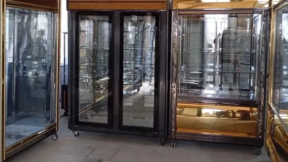 Persian Sarma store, production and sale of industrial refrigerators and a store in Arak