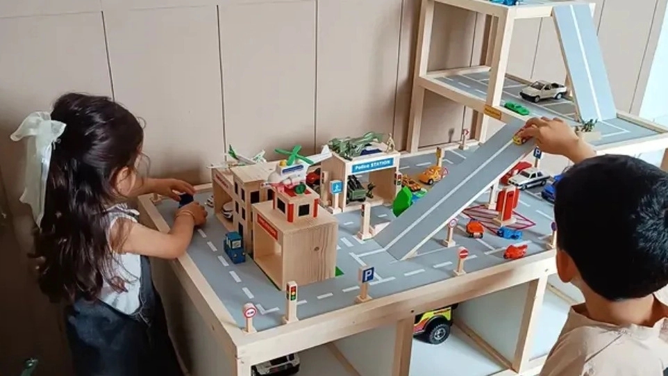Narenje Darban, manufacturing and selling all kinds of wooden barbie doll houses in Tenkaban