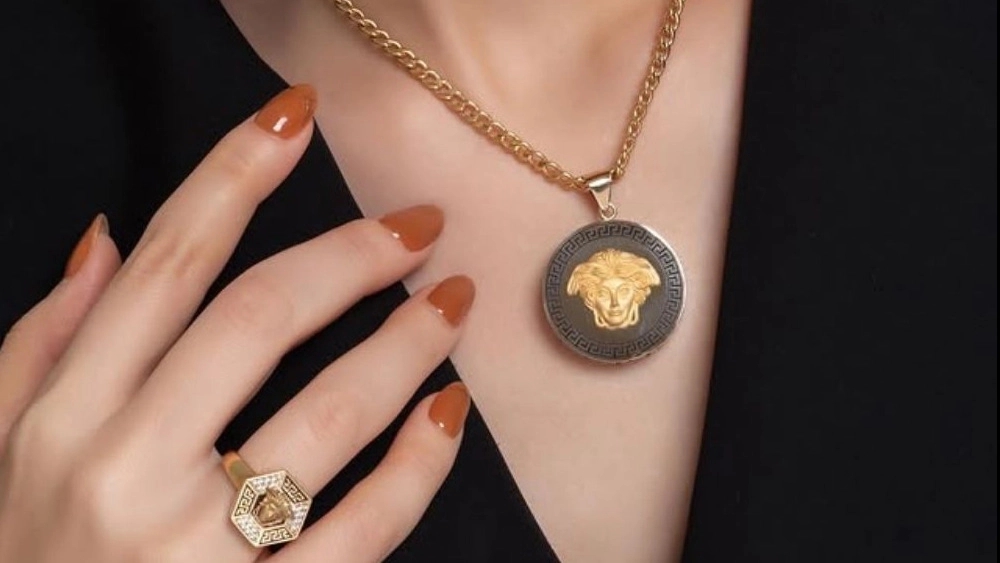 Haghigipour Gold Gallery, selling all kinds of 18 carat gold in Shiraz