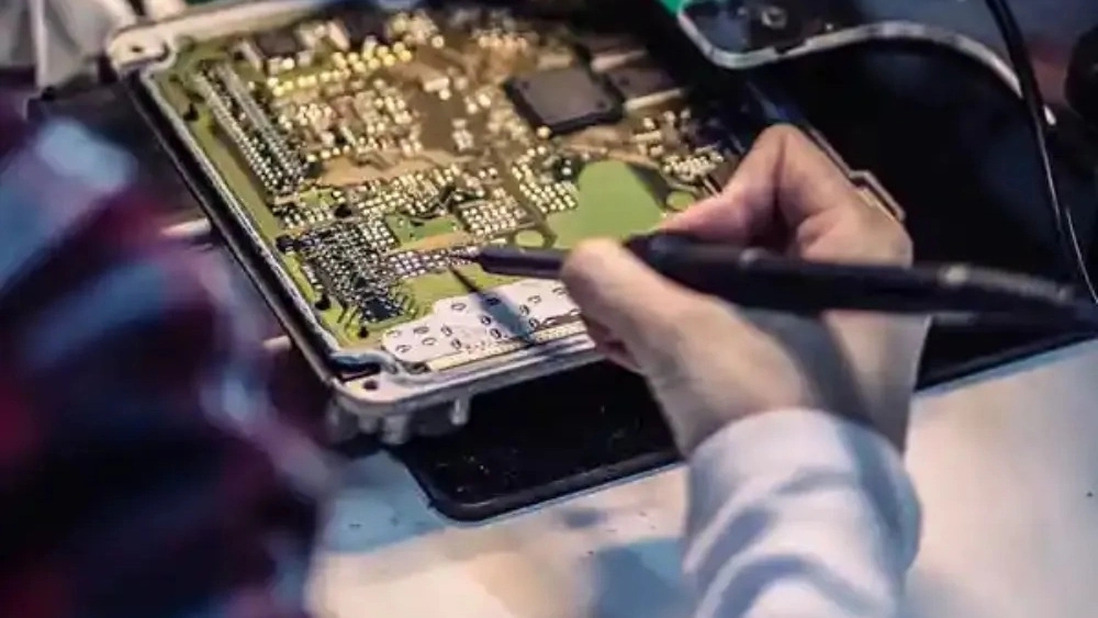 ECU Plus Soltani, repairing the electronic circuit of the car computer in Mashhad