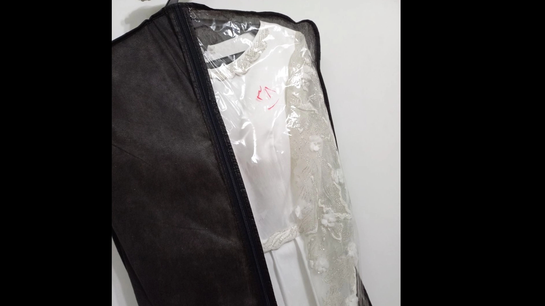 Liashop, selling men's and women's T-shirts