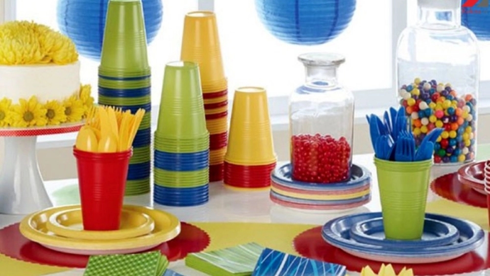 Metin store, selling all kinds of disposable dishes in Qom