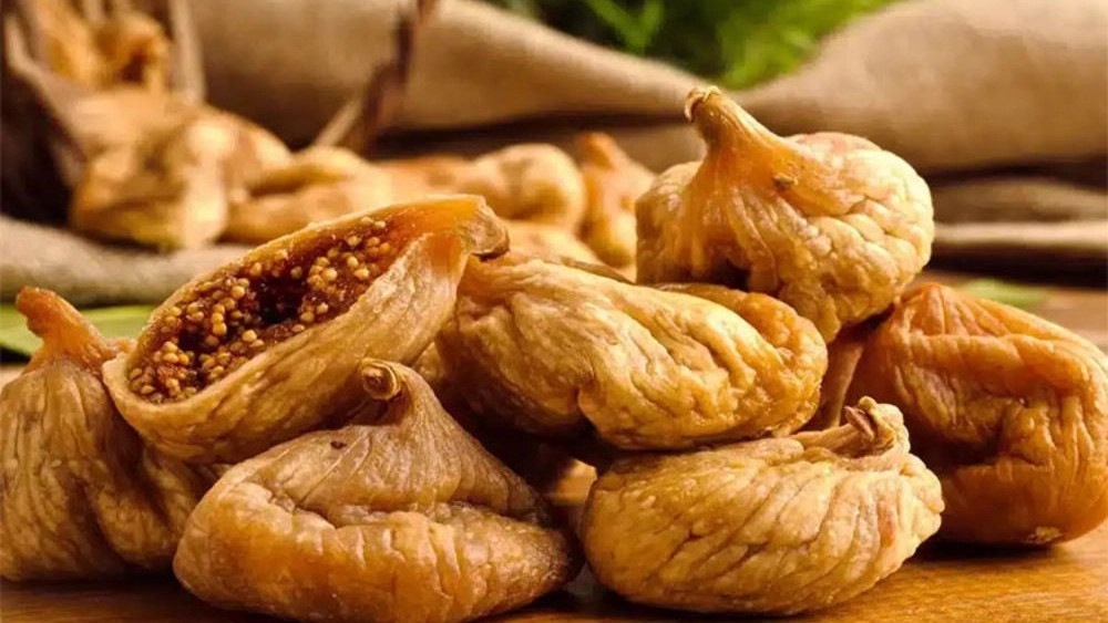 Anjir Shibanian, buying and selling dried figs in Estehban