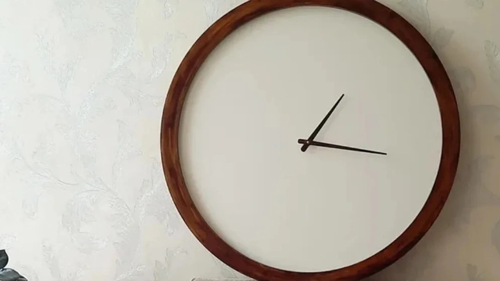 Afarinesh Gallery, production and sale of resin and wooden wall clocks in Mashhad