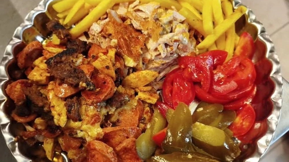 Foodland restaurant, serving a variety of fast food sandwiches and pizzas in Rasht