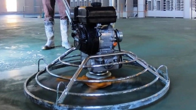 Concrete pouring of industrial and construction floors in Mashhad with propeller trowel