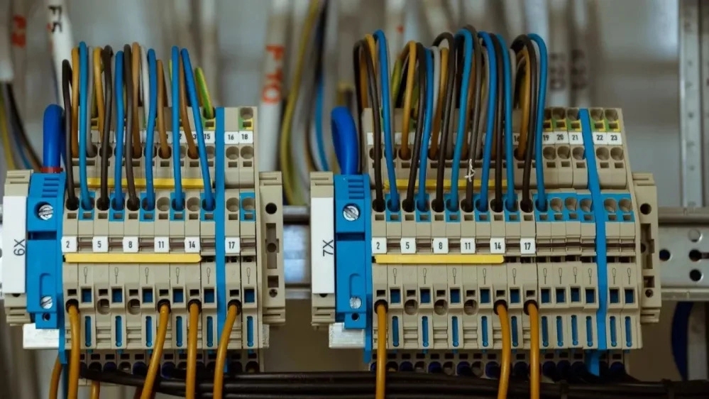 Buying a three-phase panel in Lalezar, Tehran