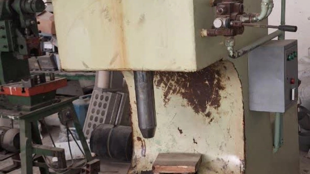 65 cm single-use punch machine: weight 1.5 tons Immediate and exceptional sale in Beyaz machinery