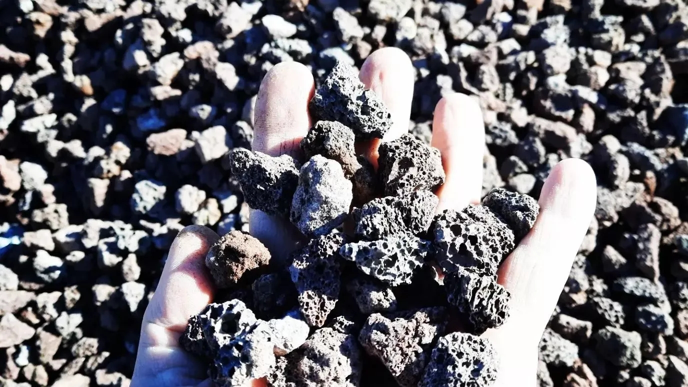 The use of pumice in the slope of the building