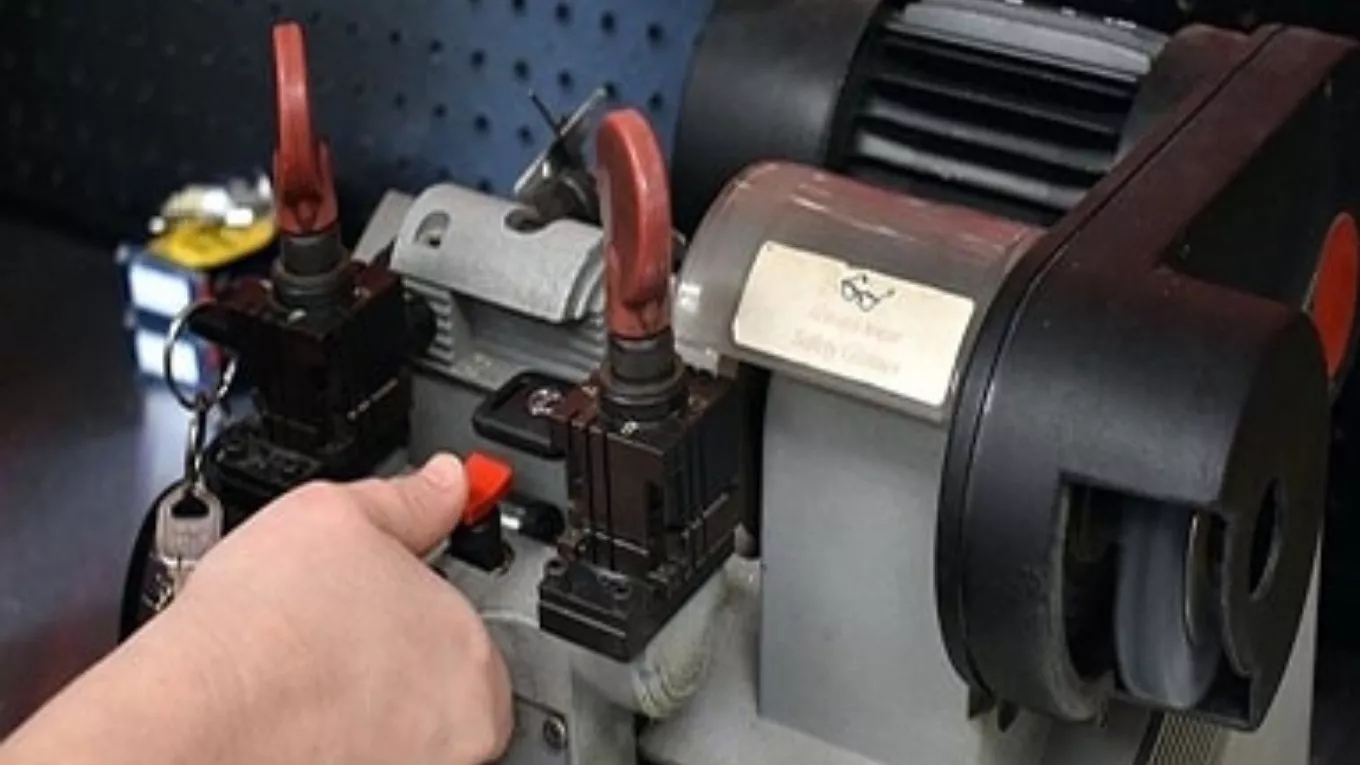 Automatic key turning machine