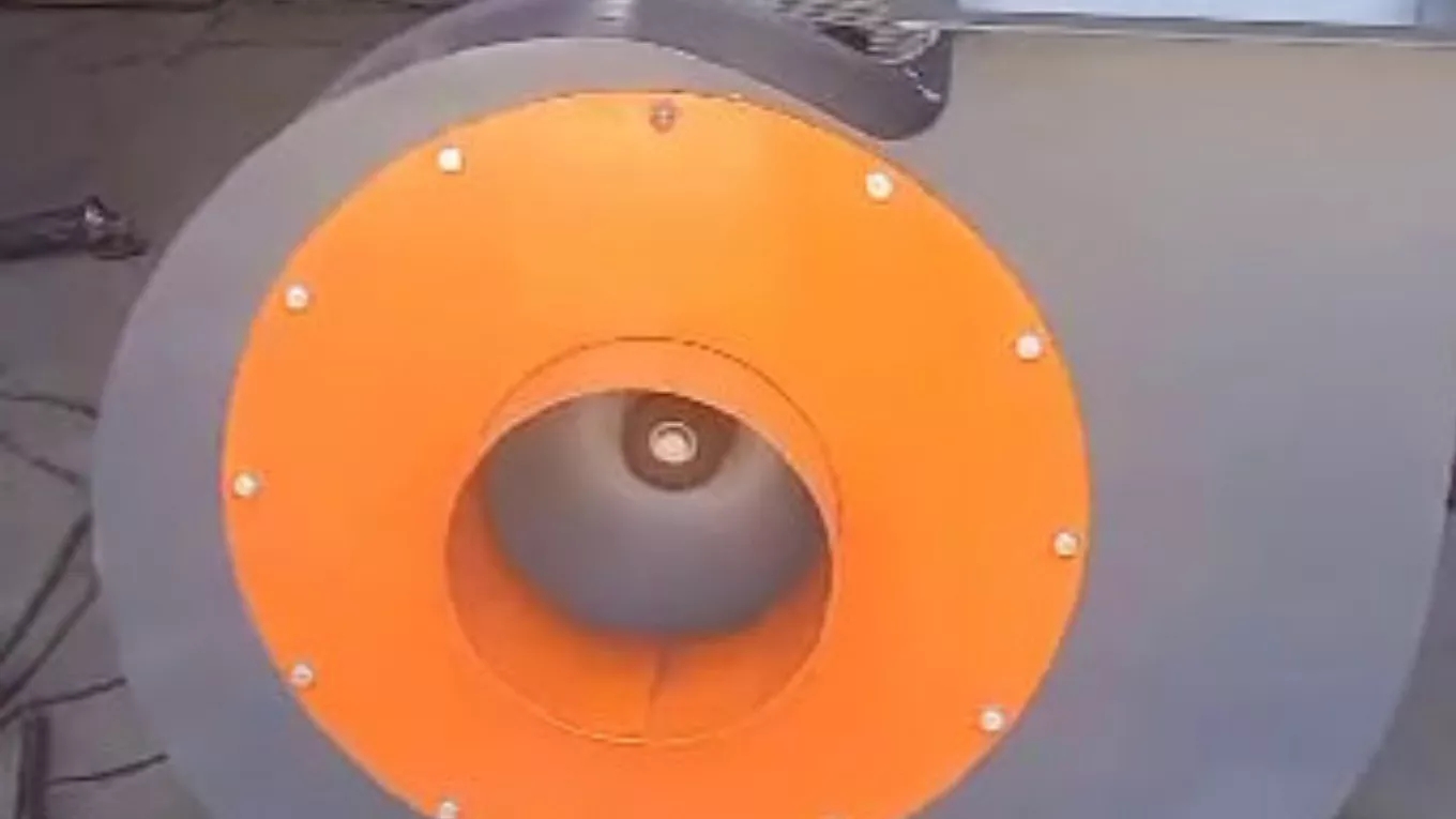 Centrifuge device with discharge of 3500 pascal and 10000 cubic meters per hour