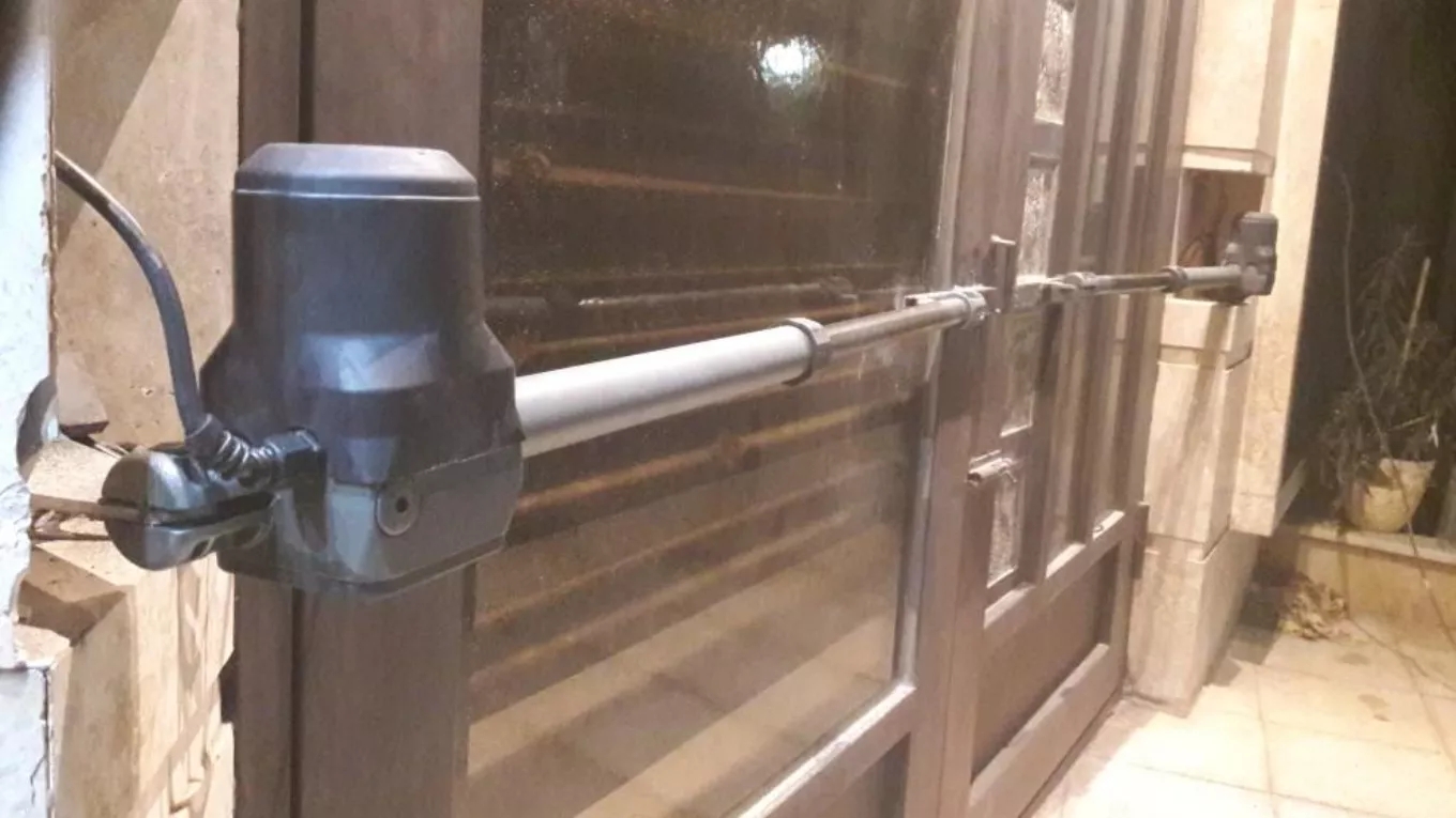 Kapı menteşelerinin onarımı ve montajı