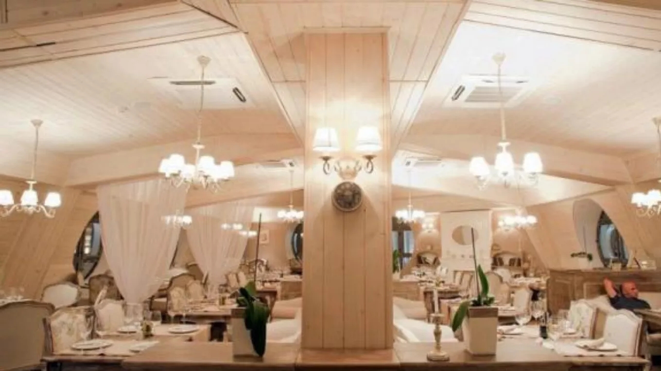 How should a good restaurant be?