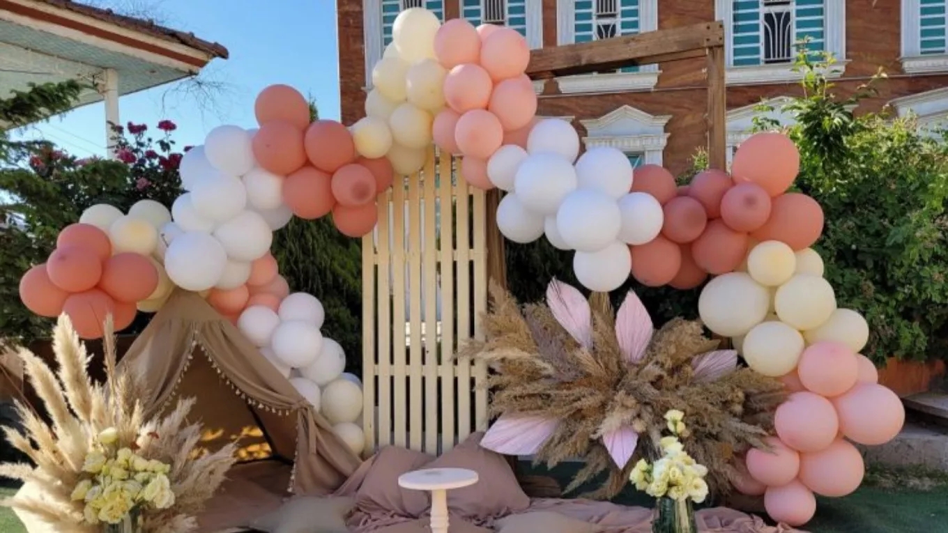 What is balloon decoration?