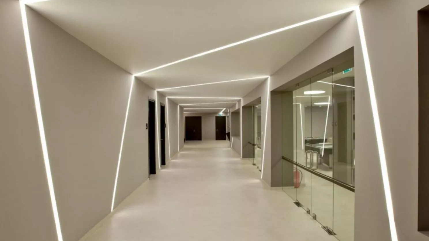 Linear lights suitable for outdoor spaces, buried and wall-mounted linear lights