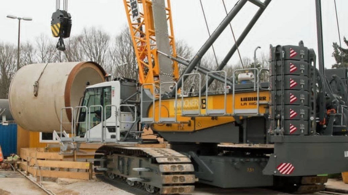 Crane hydraulic repair