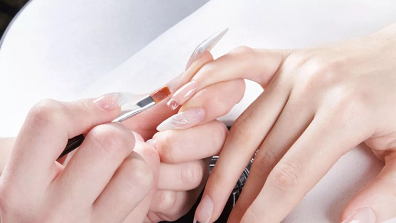 Is it better to plant nails with gel or to plant nails with powder?