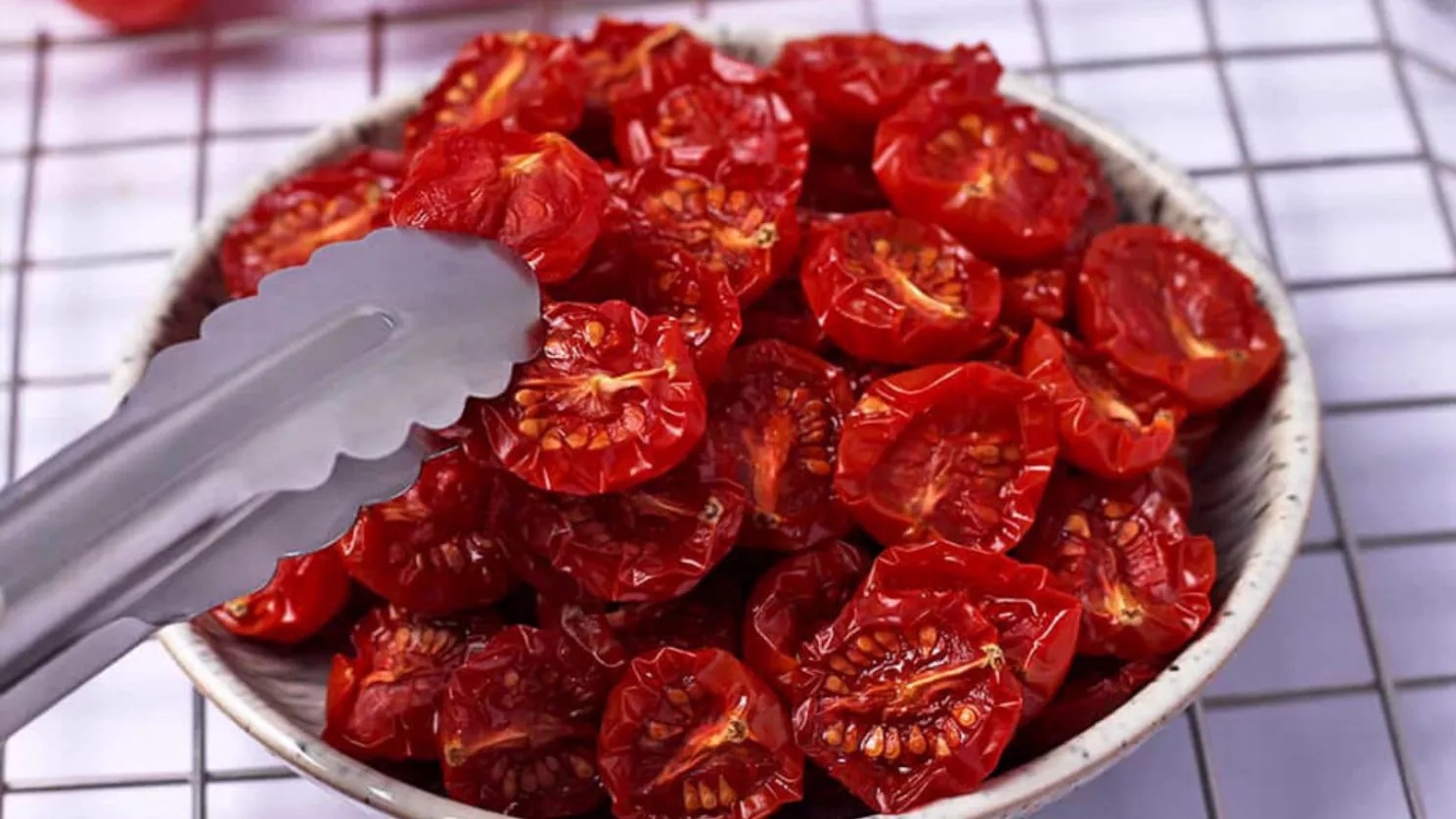 Anticancer properties of dried tomatoes