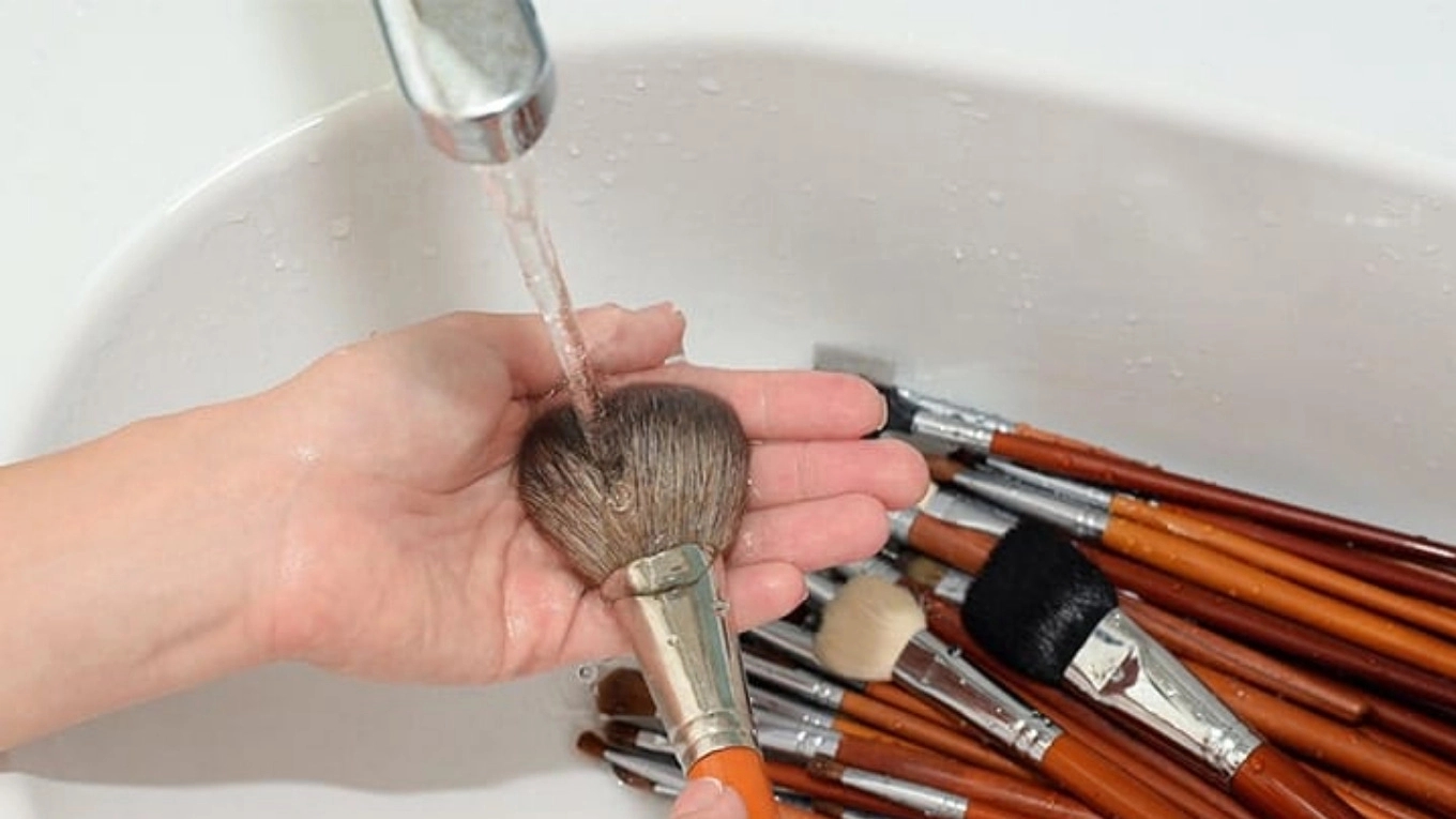 How to clean a makeup brush